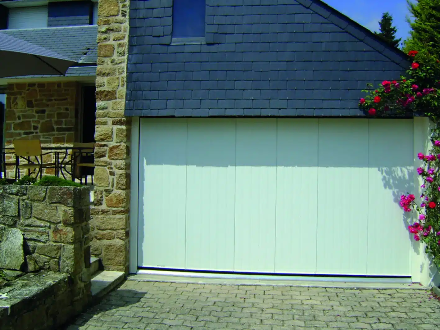 Porte de garage coulissante latérale