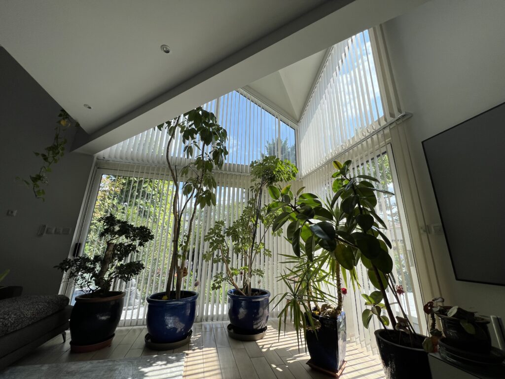 Stores à bandes verticales et rail motorisé à Nancy