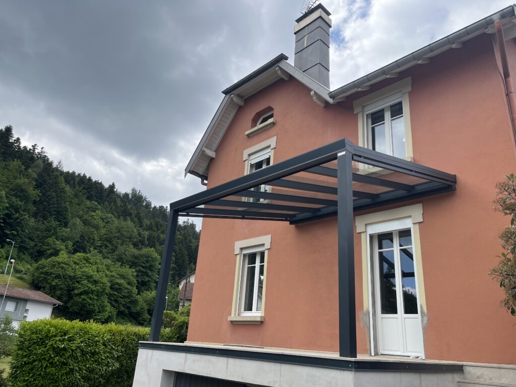 Pergola vitrée et store sous toiture à Remiremont